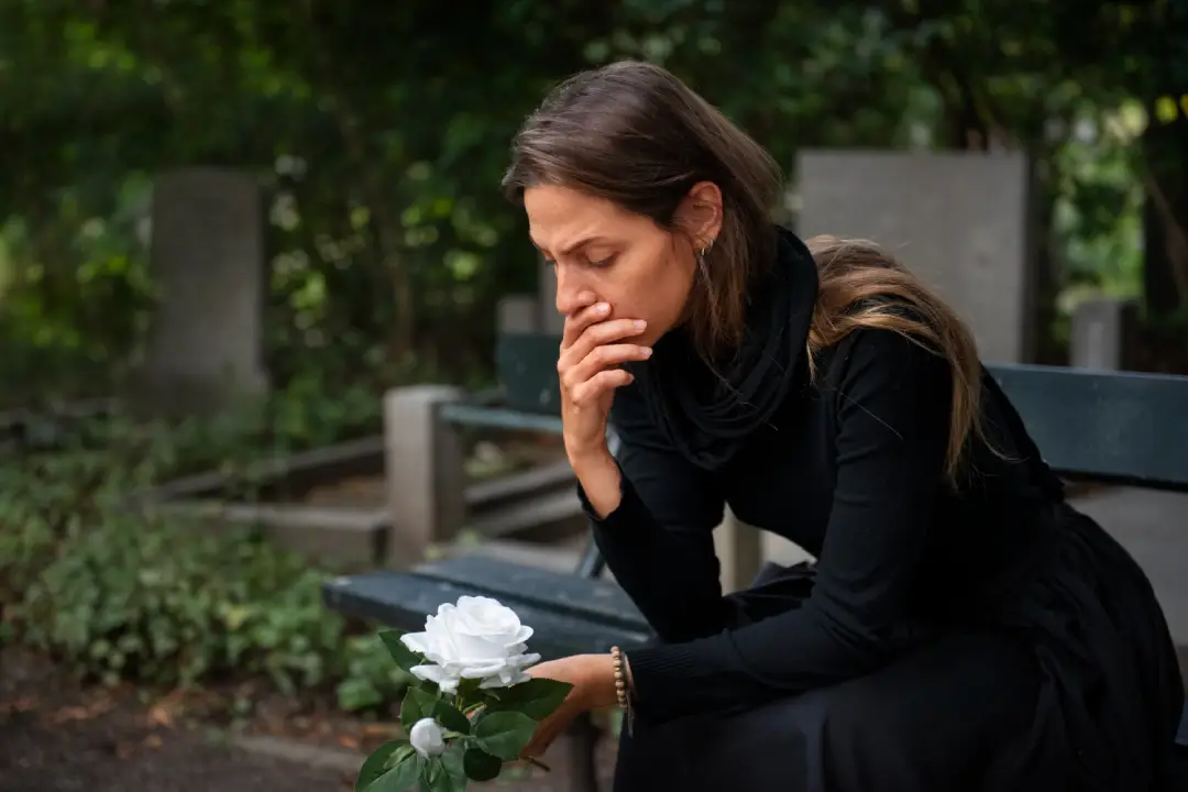 Pessoa chorando pela perda de um ente querido
